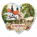 Magnes Alwernia przedstawiający kościół z białą fasadą, czerwoną dachówką, drzewami i kamiennymi murami