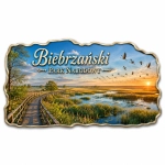 Magnes pamiątkowy Biebrzański Park Narodowy z widokiem mostku wodnego, rzeki, ptaków i zachodu słońca