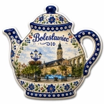 Magnes pamiątkowy Bolesławiec w kształcie dzbanka do herbaty z widokiem lokalnej architektury