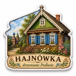 Magnes Hajnówka przedstawiający drewniany dom z Podlasia, ozdobiony kwiatami i oknami z błękitnymi zasłonami
