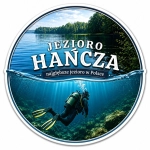 Pamiątkowy magnes z widokiem na Jezioro Hańcza, lasem, wodą i podwodną sceną nurkowania