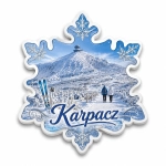Magnes Karpacz z zimowym krajobrazem, ośnieżonymi górami, turystami na ścieżce i pagodą na szczycie