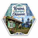Magnes pamiątkowy Kraina Otwartych Okiennic z motywem tradycyjnego drewnianego domu i błękitnej cerkwi