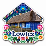 Magnes Łowicz z niebieskim domem z dachem z trzciny, kwiatami i płotem