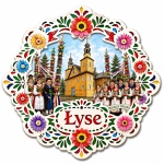 Magnes Łyse z grupą ludzi w strojach tradycyjnych przed drewnianym kościołem