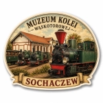 Pamiątkowy magnes Muzeum Kolei Wąskotorowej w Sochaczewie z motywem kolei i parowozów