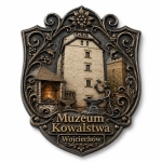Pamiątkowy magnes Muzeum Kowalstwa w Wojciechowie z motywem wieży, pieca i kowala