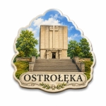 Pamiątkowy magnes Ostrołęka z motywem pomnika, schodów, drzew i nieba z chmurami
