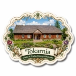 Magnes pamiątkowy z widokiem na drewniany dom w Parku Etnograficznym w Tokarni