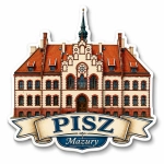 Magnes Pisz z widokiem na budynek z czerwoną dachówką