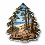 Magnes pamiątkowy z Pogorzelicy z widokiem na plażę i morze pośród sosen