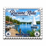 Magnes Ruciane-Nida z widokiem na jezioro Bełdany, drewniane molo i żaglówki