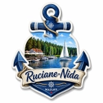 Magnes pamiątkowy Ruciane-Nida z widokiem jeziora, jachtem i domem nad brzegiem