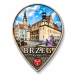 Pamiątkowy magnes przedstawiający Rynek w Brzegu, fontannę oraz historyczne budynki z charakterystycznymi dachami