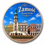 Magnes pamiątkowy przedstawiający Rynek Wielki w Zamościu z barokowymi budynkami i kwiatami