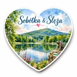 Magnes pamiątkowy Sobótka i Ślęża z widokiem na jezioro, las, góry i sylwetkę niedźwiedzia