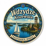 Magnes Wdzydze Kiszewskie z widokiem jeziora, wysp, lasów, budynków i żaglówki