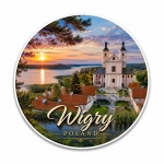 Magnes Wigry z widokiem na kościół z dwiema wieżami nad jeziorem