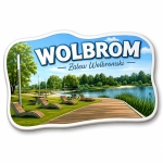 Magnes pamiątkowy przedstawiający park nad jeziorem w Wolbromiu, z drewnianym bulwarem, leżakami i zielonymi drzewami