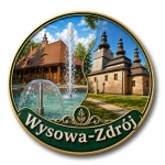 Magnes pamiątkowy z motywem zabytkowego drewnianego kościoła i fontanny w Wysowej-Zdroju