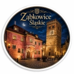 Magnes Ząbkowice Śląskie przedstawiający nocny widok budynku z czerwoną fasadą i wieżą z zegarem