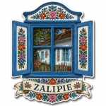 Magnes Zalipie z motywem tradycyjnego domu ozdobionego malowanymi kwiatami