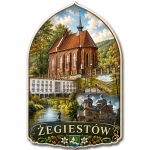Magnes Żegiestów przedstawiający kościół z czerwonej cegły, hotel z balkonami i kościół z kopułami