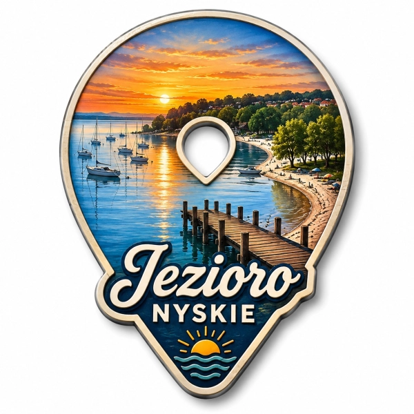 Magnes pamiątkowy przedstawiający zachód słońca nad Jeziorem Nyskim, altankę nad brzegiem i łodzie w porcie